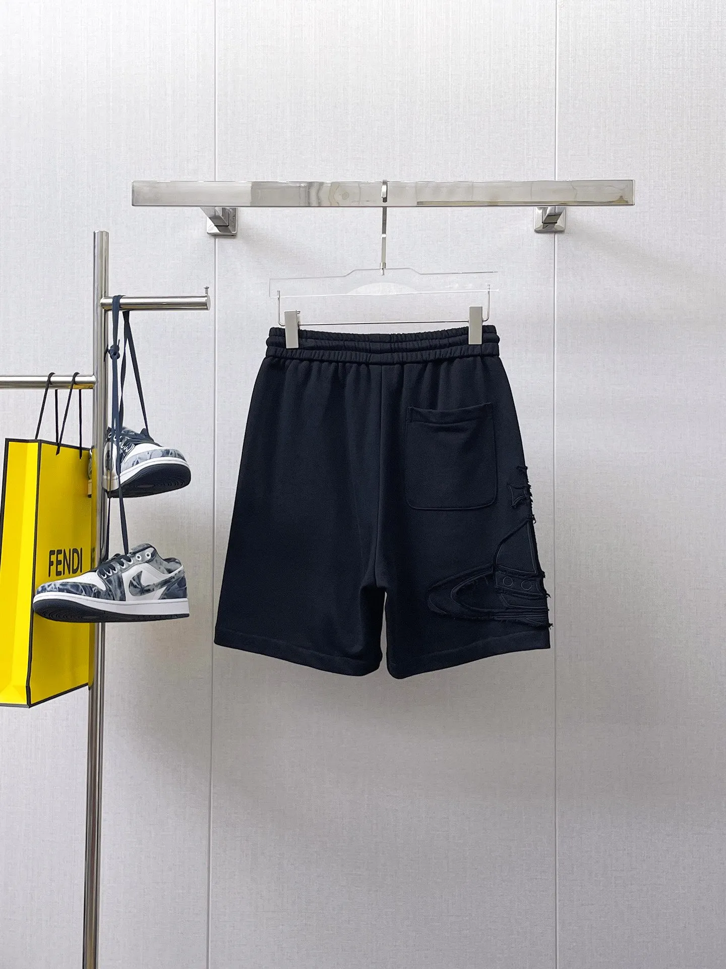 The Queen Mother's three-standard complete 2026 summer New Arrival men's casual shorts, advanced custom-made fabric Breathable fabric, Breathable elasticity and comfort, impeccable details, top-grade accessories, original logo design concept, delicate and soft feel! The upper body fit is awesome! Size: M-XXXL Please state your height and weight when ordering